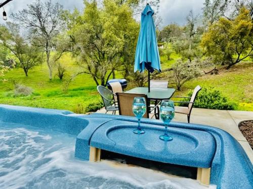 Yosemite Lakes House | Lighthouse Suite Pet Friendly Hot Tub Sleeps 4
