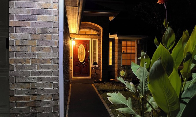 Central Southwest House | “Lil Africa” 4BR, WiFi, 5g, near Golf, NRG, MedCntr, MoCity. Long stay discounts