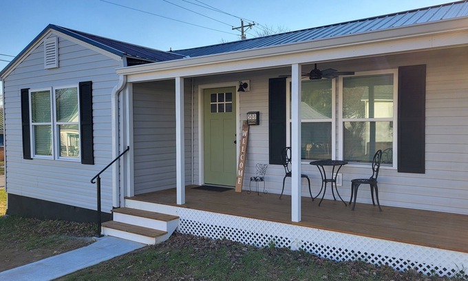 Greeneville House | Lil modern house downtown!