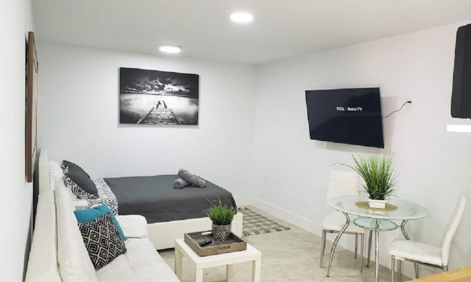 Lake Ridge Apartment | Lil' n' Cozy Studio ❤ Near FLL Beach, Las Olas Shops & Nightlife