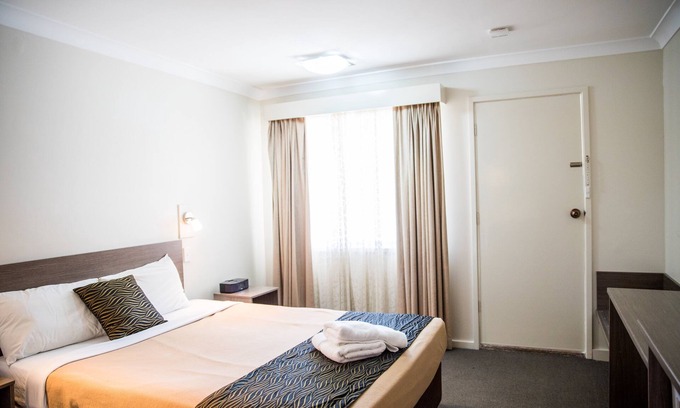 Goulburn Bed & Breakfast | Lilac City Motor Inn Standard Queen Room 24