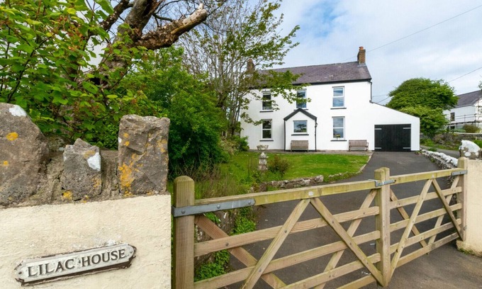 Port-Eynon House | Lilac House - Five Bedroom House, Sleeps 8