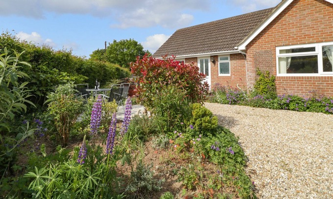 Wareham House | LILAC LEA, pet friendly, country holiday cottage in Bere Regis