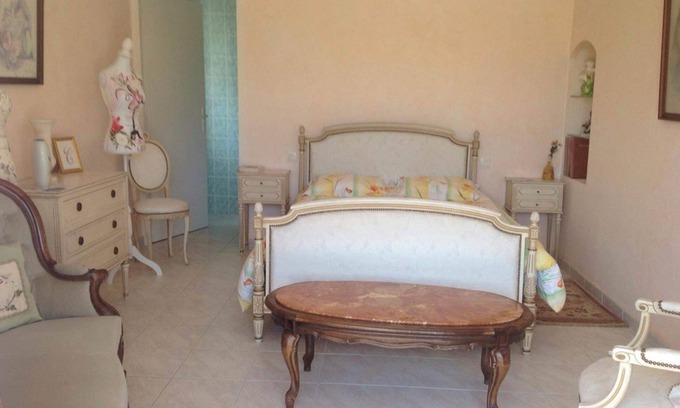 Saint Didier de la Tour Apartment | Lilac room
