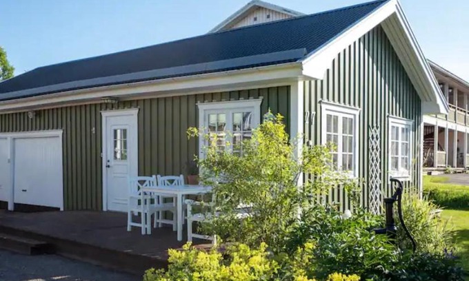 Harnosand Cabin | Lilla gröna huset på gården