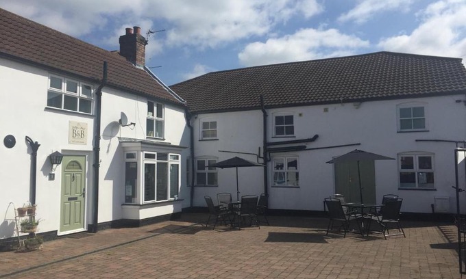 Grimsby Bed & Breakfast | Lilly's Pad