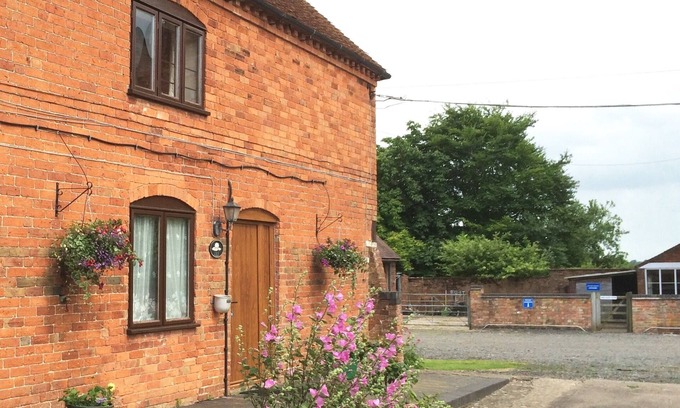 Wixford Cottage | Lily - Peaceful farm cottage, safe parking, ideal for NEC & Stratford upon Avon