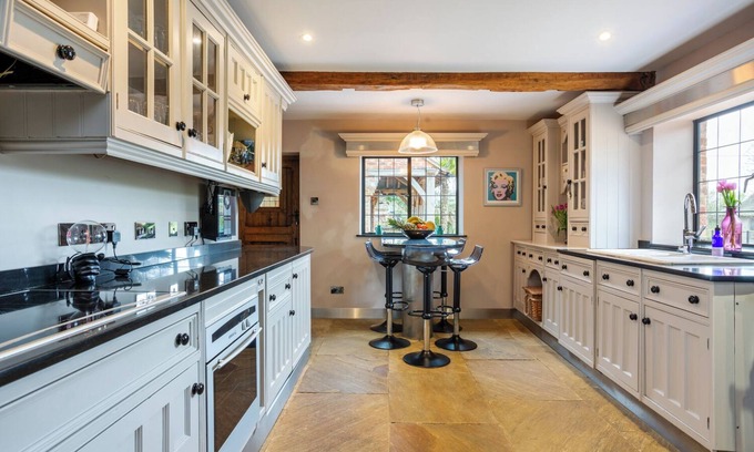 Pulborough Villa | Lily Ponds Cottage - Four Bedroom Villa, Sleeps 7