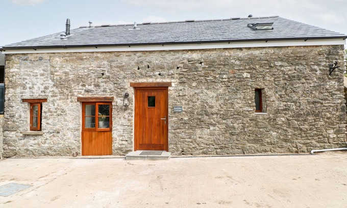 Bridgend Cottage | LIME KILN COTTAGE, pet friendly, with open fire in Cowbridge