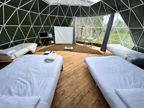 Lincoln Apartment | Lincoln Big Dome, Hot tub, 4 beds, Projector - Groups OK