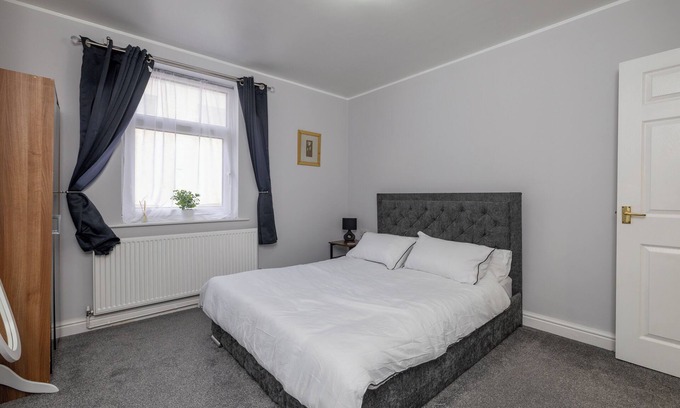 Lincoln House | Lincoln Central - sleeps up to 4