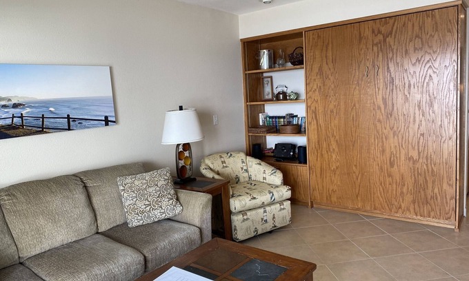 Lincoln City Apartment | Lincoln City Beachfront Charm at the Sandpiper 202