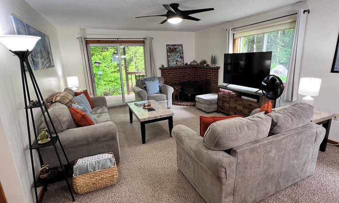Lincoln Condo | Lincoln Condo: Minutes to Skiing & Hiking with Pool