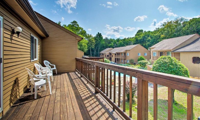 Lincoln Apartment | Lincoln Condo with Balcony - 6 Mi to Loon Mtn!