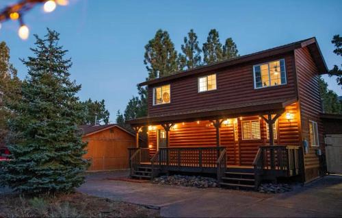 Woodlands House | Lincoln Log Cabin Renovated Near Attractions