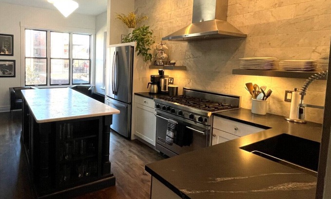 Sheffield and DePaul House | Lincoln Park Centrally Located