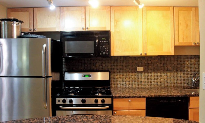 Sheffield and DePaul Apartment | Lincoln Park Garden Apartment