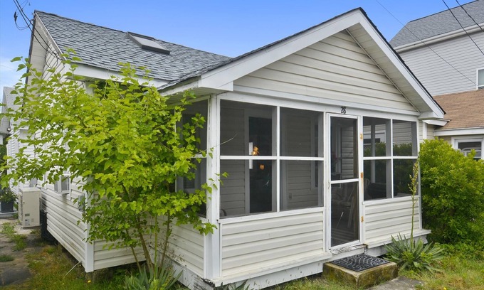 Rehoboth by the Sea Cottage | LINENS INCLUDED*! STEPS TO OCEAN, DEWEY BEACH, WALK TO RESTAURANTS & MORE. One story, 2 bedroom 1 bathroom, cottage just steps from the ocean.