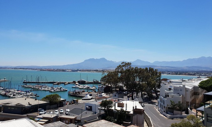 Gordons Bay Central Apartment | Linga Longa
