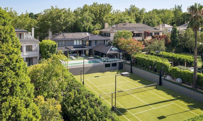 Toorak House | Linlithgow (Heated Pool)