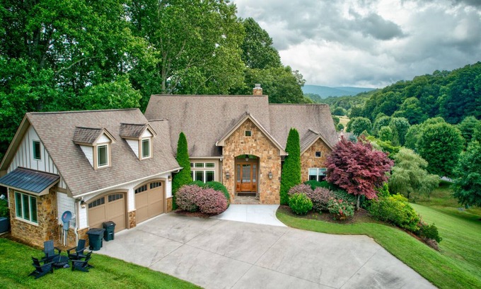 Altamont House | Linville Falls Getaway - gated community, hot tub, theater, game tables, Winery, Caves
