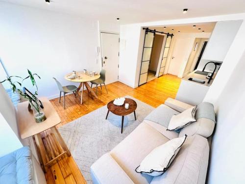 Sao Bento Apartment | Lisbon City Center flat for 6 pp
