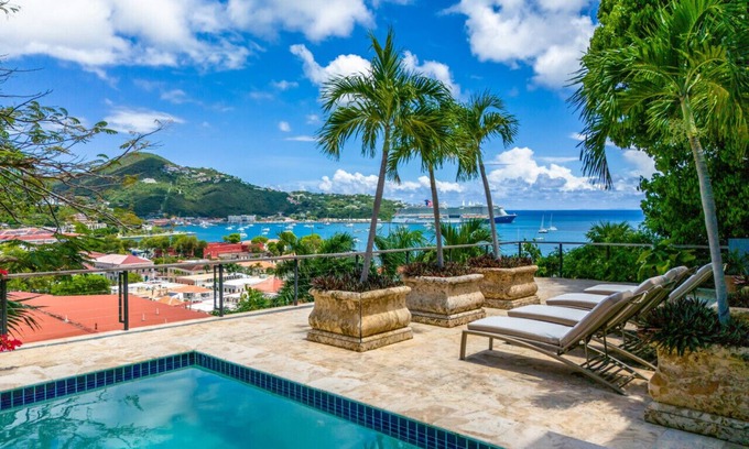Estate Queens Quarter Villa | Lissette Manor - 5BR historical estate next to The Pink Palm Hotel downtown!