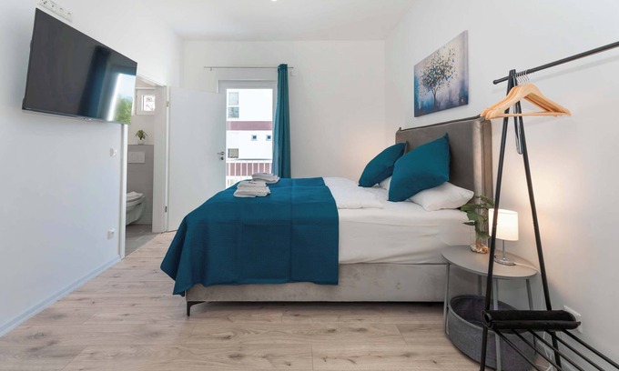 Rommelhausen Apartment | LiT LiVING: Luxus | Box SprIng | Kitchen | Parking