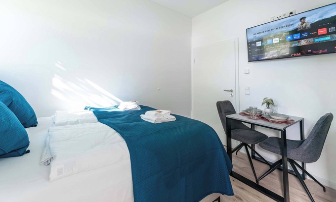 Rommelhausen Apartment | LiT LiVING: Luxus | Box SprIng | Kitchen | Parking