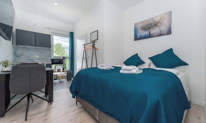 Rommelhausen Apartment | LiT LiVING: Luxus | Box SprIng | Kitchen | Parking
