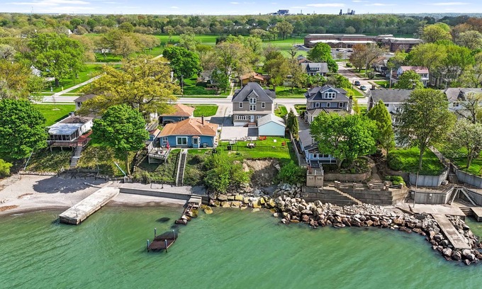 Lorain House | Lita's Lake Home-Walk to Century Park and Beach!