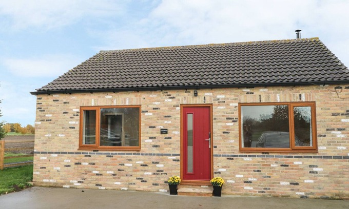 Ryther Cottage | LITTLE ACRES, pet friendly, with open fire in Cawood