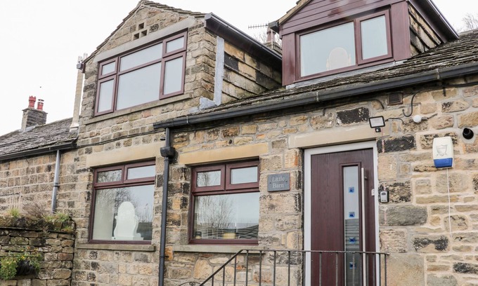 Haworth Cottage | LITTLE BARN, family friendly, with hot tub in Haworth