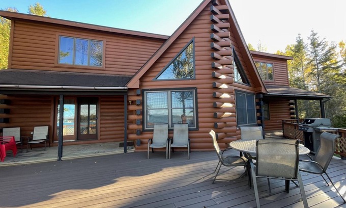 Drummond House | Little Bear Lodge on Drummond Island