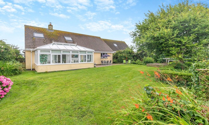 St Merryn House | Little Birds - Three Bedroom House, Sleeps 6