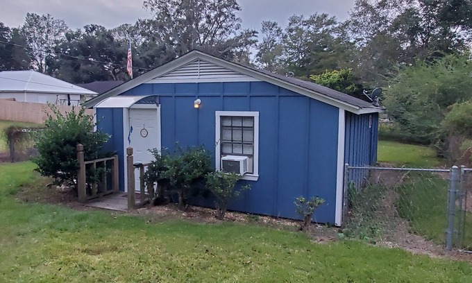 Robertsdale Cottage | Little Blue House in the heart of Robertsdale