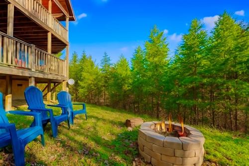 Gatlinburg - Pigeon Forge Ski Chalet | Little Cub Cabin I Spacious Exquisite View 3 King Hot Tub & BBQ