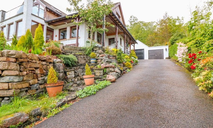 Fort William Cottage | LITTLE DANESCROFT, romantic, with a garden in Corpach