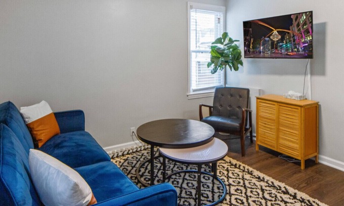 Little Italy Apartment | Little Italy Apt. Case Western & Cleveland Clinic