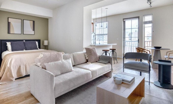 Little Italy Apartment | Little Italy studio w gym pool nr light rail SAN-6