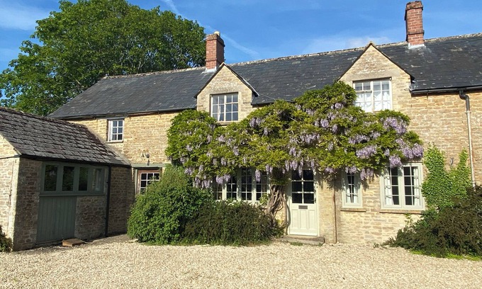 Lechlade Cottage | LITTLE LEMHILL FARM COTTAGE, family friendly in Lechlade-On-Thames