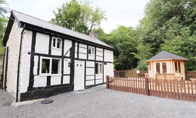 Welshpool Cottage | LITTLE MILL, romantic, with hot tub in Llanfair Caereinion