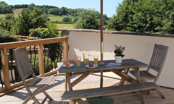 Coleford Cottage | LITTLE MILLEND, pet friendly, with hot tub in Coleford
