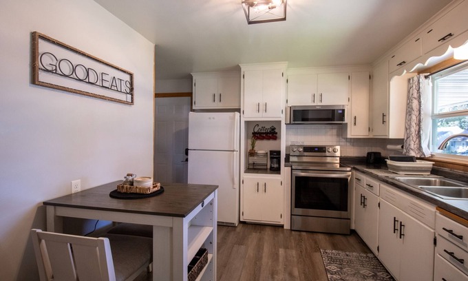 Rochester House | Little Nest/ 2 mi to Mayo Clinic, 2 bed w/Lg Yard,Pet Friendly,One level home