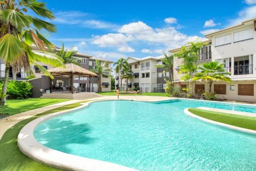Manoora Apartment | Little Palm- 2 Bedroom Tropical Escape