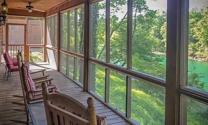 Heber Springs Cabin | Little Red River Waterfront Cabin for 5 w/dock access and screened in porch!