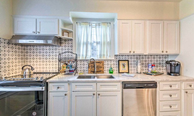 Midtown Cottage | Little Rock Home ~ 5 Mi to Downtown!