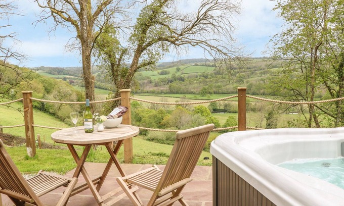 Umberleigh Cottage | LITTLE SILVER OWL, romantic, with hot tub in High Bickington