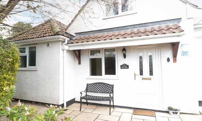 Burnham-on-Sea Cottage | LITTLE WALTON, family friendly, with a garden in Burnham-On-Sea