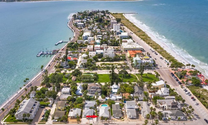 Pass-a-Grille House | Live in Sunshine; Swim in the Sea . . .